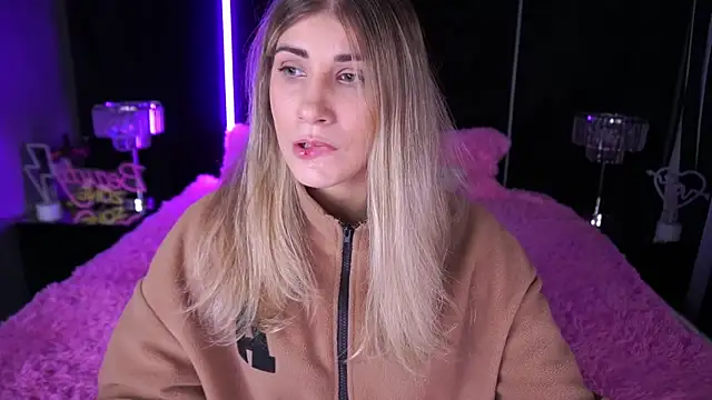 Snapshot of CassandraGood chatting on December 6, 8:05 am CassandraGood online show from December 6, 8:05 am