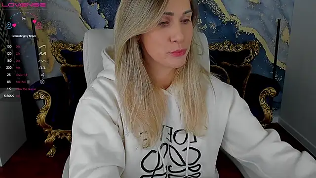 Snapshot of CassandraGood chatting on December 11, 8:50 pm CassandraGood online show from December 11, 8:50 pm