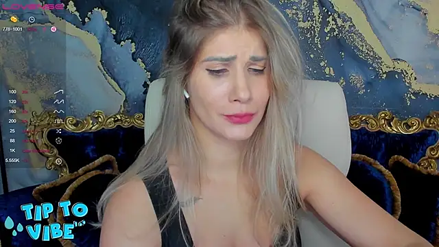 Snapshot of CassandraGood chatting on December 13, 11:28 pm CassandraGood online show from December 13, 11:28 pm