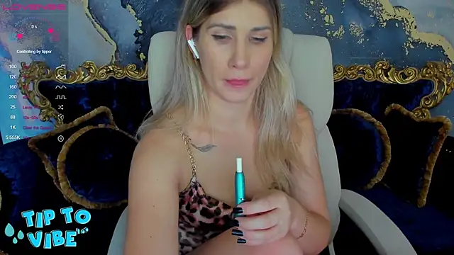 Snapshot of CassandraGood chatting on December 14, 2:34 am CassandraGood online show from December 14, 2:34 am