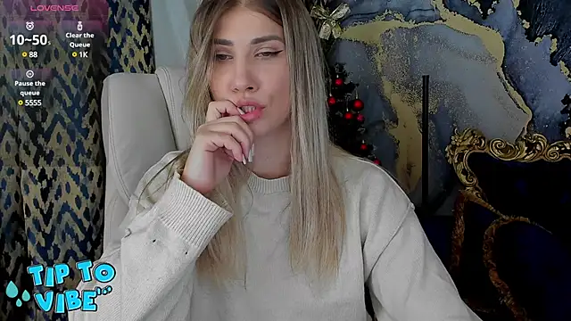 Snapshot of CassandraGood chatting on January 17, 8:44 pm CassandraGood online show from January 17, 8:44 pm