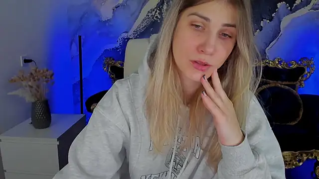 Snapshot of CassandraGood chatting on February 11, 7:44 am CassandraGood online show from February 11, 7:44 am