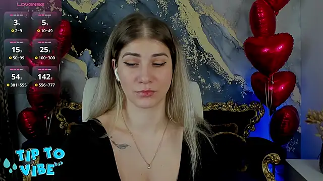 Snapshot of CassandraGood chatting on February 13, 10:44 am CassandraGood online show from February 13, 10:44 am