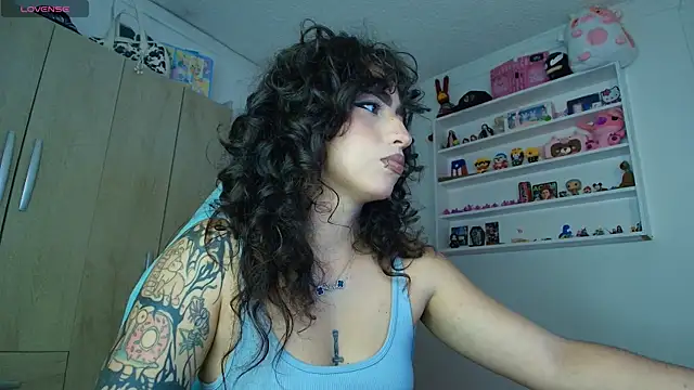 Snapshot of valenor_ chatting on January 7, 2:25 am valenor online show from January 7, 2:25 am