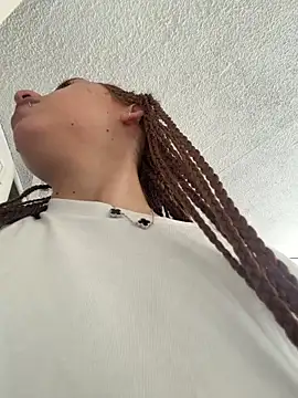 Snapshot of valenor_ chatting on February 20, 6:52 pm valenor online show from February 20, 6:52 pm