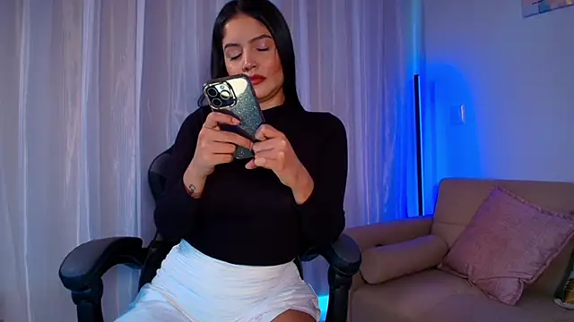 Snapshot of NinaMichelle chatting on December 18, 10:13 pm NinaMichelle online show from December 18, 10:13 pm