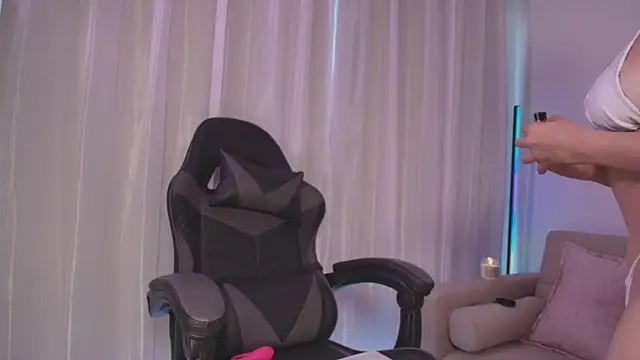 Snapshot of NinaMichelle chatting on February 7, 9:26 pm NinaMichelle online show from February 7, 9:26 pm