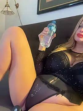 Lisavontease online show from April 18, 2:32 pm