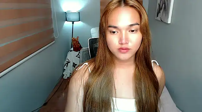 Snapshot of MoaningKylie chatting on December 6, 1:44 pm MoaningKylie online show from December 6, 1:44 pm