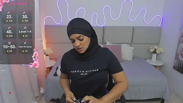 nashiira  online show from December 3, 7:33 pm