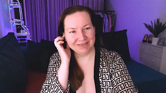 Snapshot of GoddessLara chatting on February 1, 11:06 pm GoddessLara online show from February 1, 11:06 pm
