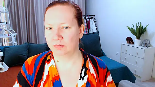 Snapshot of GoddessLara chatting on October 17, 3:31 am GoddessLara online show from October 17, 3:31 am