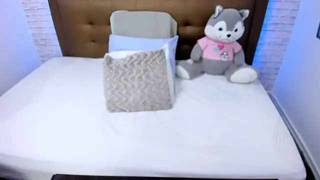 Snapshot of olivia_love_ chatting on February 5, 10:22 pm olivia love online show from February 5, 10:22 pm