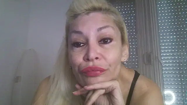 Snapshot of EvaaMina chatting on October 20, 11:10 am EvaaMina online show from October 20, 11:10 am