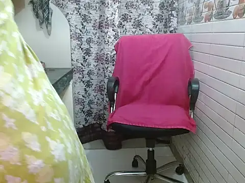 Snapshot of LovingPihu chatting on October 24, 5:26 am LovingPihu online show from October 24, 5:26 am