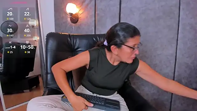 Keyla Milf online show from April 21, 11:29 pm