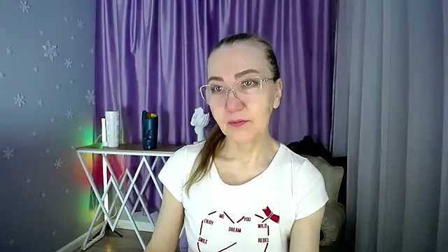 queen a n i online show from February 11, 8:05 am