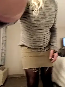 Snapshot of LittleblondeTS chatting on November 7, 11:27 pm LittleblondeTS online show from November 7, 11:27 pm