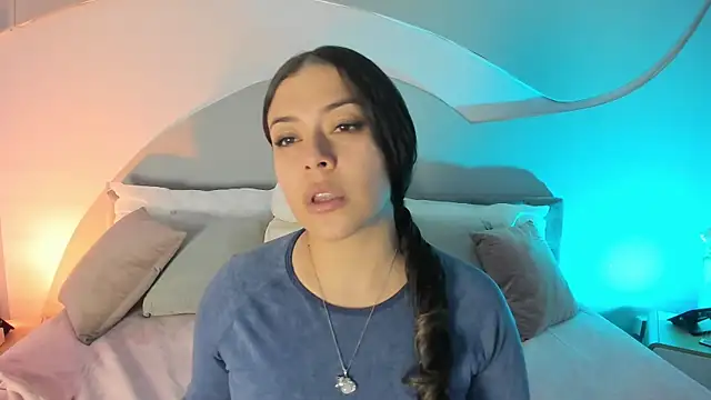 Nicolle W online show from September 15, 12:05 pm