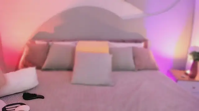 Nicolle W online show from November 3, 12:50 pm