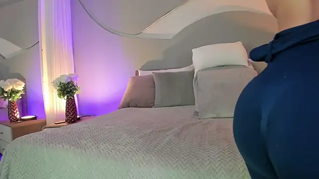 Nicolle W online show from November 8, 11:54 am