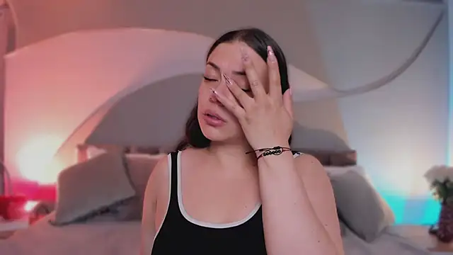 Nicolle W online show from April 7, 11:43 am