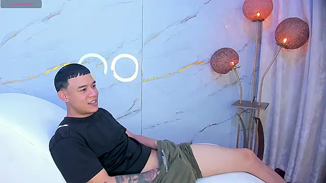 Snapshot of SecretsParty chatting on October 31, 7:37 pm SecretsParty online show from October 31, 7:37 pm