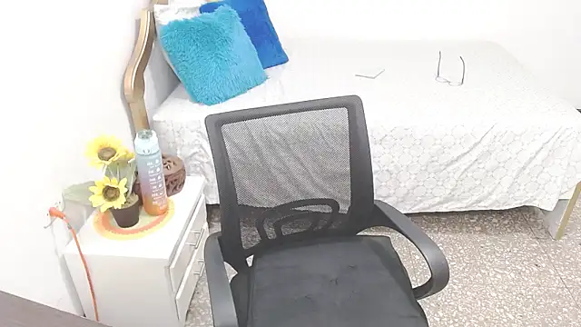 emiliaa hot online show from December 8, 12:18 am