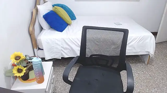 emiliaa hot online show from February 8, 10:19 pm