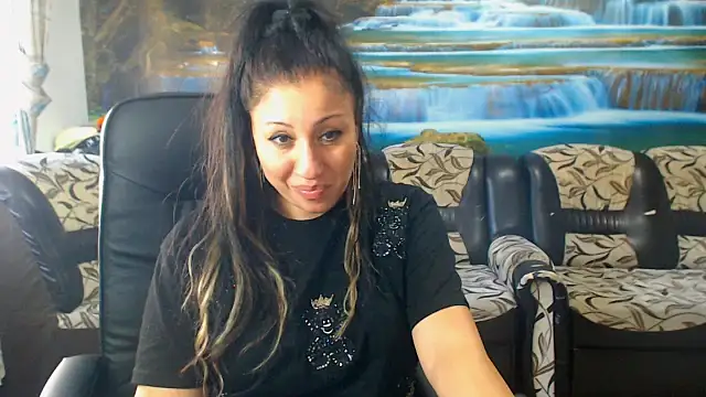 MoistMady online show from November 3, 1:45 pm