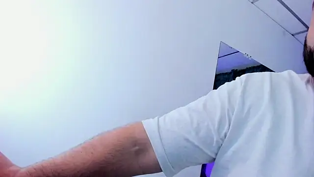 Snapshot of Beerbear_boy chatting on December 11, 1:06 pm Beerbear boy online show from December 11, 1:06 pm