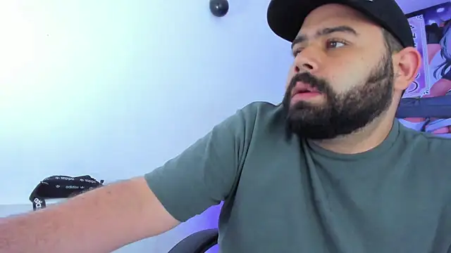 Snapshot of Beerbear_boy chatting on February 20, 10:37 pm Beerbear boy online show from February 20, 10:37 pm