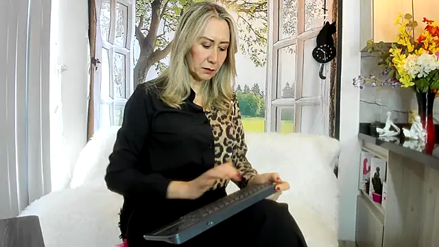 ashleymilf 1 online show from April 3, 3:32 pm