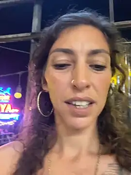 Snapshot of amanilouve chatting on February 23, 4:24 pm amanilouve online show from February 23, 4:24 pm