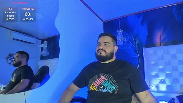 Snapshot of MichaelBear_ chatting on February 21, 12:06 pm MichaelBear online show from February 21, 12:06 pm