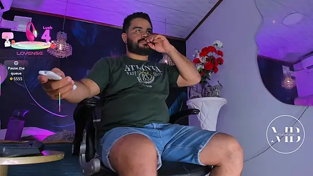 Snapshot of MichaelBear_ chatting on October 23, 1:43 pm MichaelBear online show from October 23, 1:43 pm