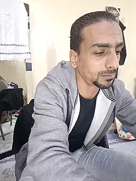 Snapshot of highguy chatting on December 7, 9:44 pm highguy online show from December 7, 9:44 pm