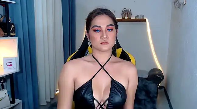 Snapshot of MarieLoveGlamorous chatting on December 11, 5:37 pm MarieLoveGlamorous online show from December 11, 5:37 pm