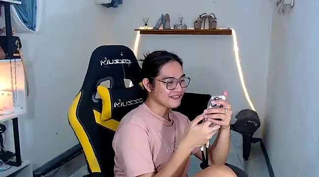 Snapshot of MarieLoveGlamorous chatting on February 16, 3:05 pm MarieLoveGlamorous online show from February 16, 3:05 pm