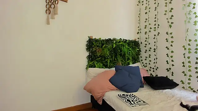 Snapshot of karlye_5 chatting on February 13, 5:33 pm karlye 5 online show from February 13, 5:33 pm