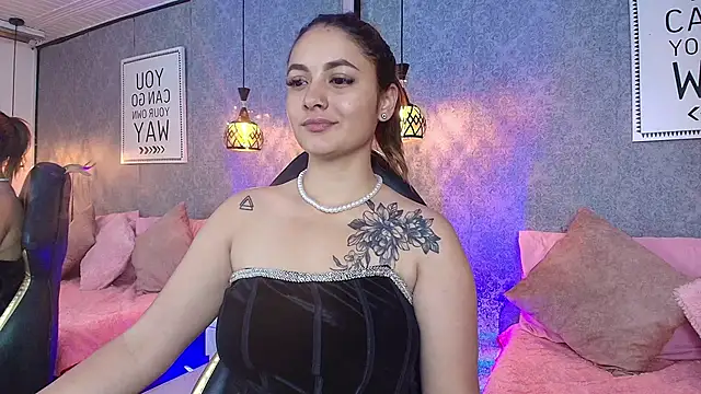 Snapshot of Emiily_W chatting on February 7, 9:58 am Emiily W online show from February 7, 9:58 am