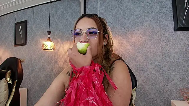 Snapshot of Emiily_W chatting on September 10, 12:05 pm Emiily W online show from September 10, 12:05 pm