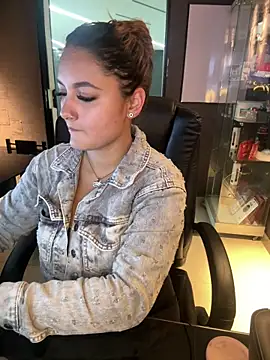 Snapshot of Emiily_W chatting on December 14, 4:01 pm Emiily W online show from December 14, 4:01 pm