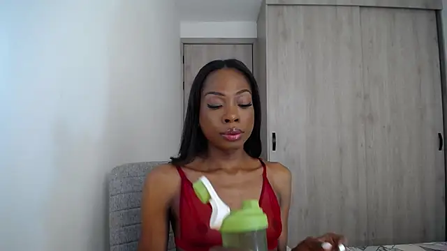 DAPHNE doll online show from March 5, 5:20 pm