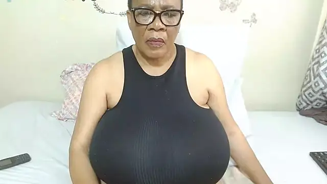 Snapshot of DairyQueen2 chatting on October 31, 9:32 am DairyQueen2 online show from October 31, 9:32 am