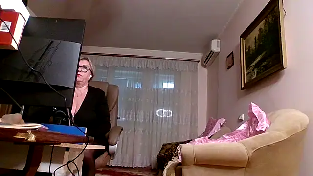 Snapshot of Kallliina chatting on October 13, 6:02 am Kallliina online show from October 13, 6:02 am