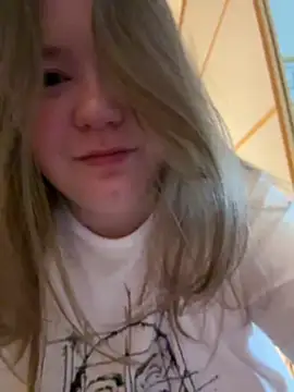 Snapshot of remirann_ chatting on December 25, 9:45 am remirann online show from December 25, 9:45 am