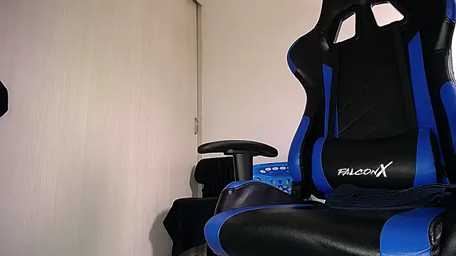 MAXJONES 2 online show from March 29, 3:23 pm