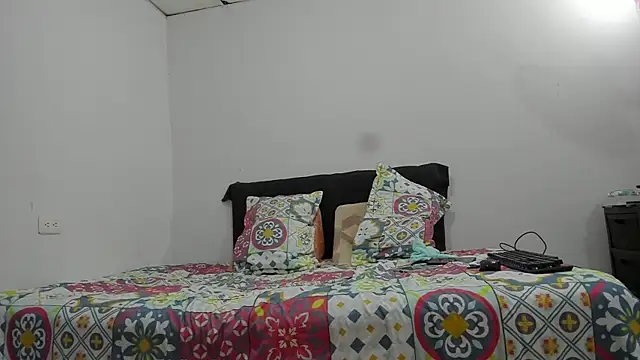 Snapshot of Andrewandzoe chatting on February 8, 12:17 am Andrewandzoe online show from February 8, 12:17 am