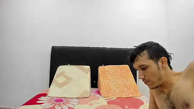 Snapshot of Andrewandzoe chatting on October 14, 12:55 am Andrewandzoe online show from October 14, 12:55 am